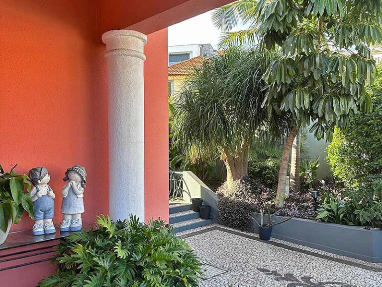 villa-garden-outside