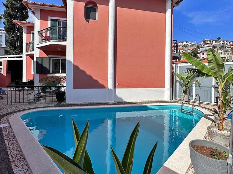 villa-pool-outside