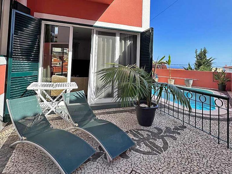 villa-sun-chairs